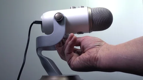 Slow motion - Man’s hand preparing a microphone for use. Video stock 98358128