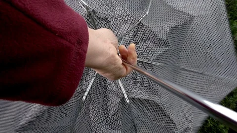 Slow motion – Man’s hands opening a small umbrella. Video stock 105285752