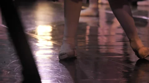 Slow motion medium shot of a ballet dancer's feet performing on stage. Vídeos de archivo 196011421
