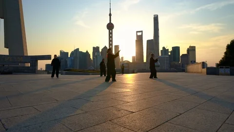 Slow motion of monks practicing Tai Chi at sunrise, Shanghai, China. Vidéo 121939756