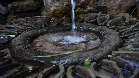 Slow motion mountain spring water, Asian style，temple Stockbeeldmateriaal 154580804