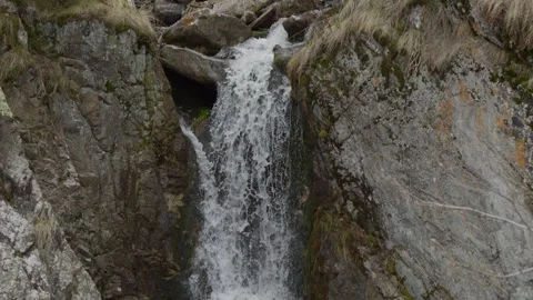 Slow-motion of Mountain waterfall flowing through rocky canyon, close view Vidéo 333903718