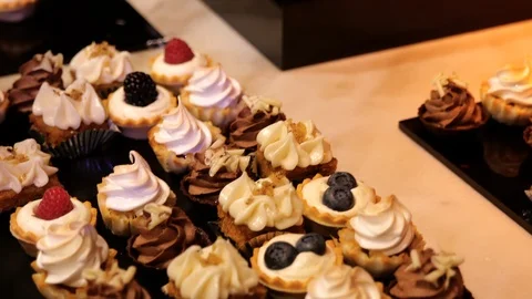 Slow motion move in on tiny cupcakes Vídeos de archivo 113337775