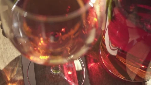 Slow motion movement of the camera over a table with wine and grapes Video stock 89086755