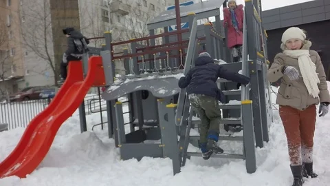 Slow motion, Moving the camera. Children play on the playground. 库存影片 87544475