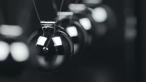Slow Motion Newton's Cradle Stockbeeldmateriaal 65430145
