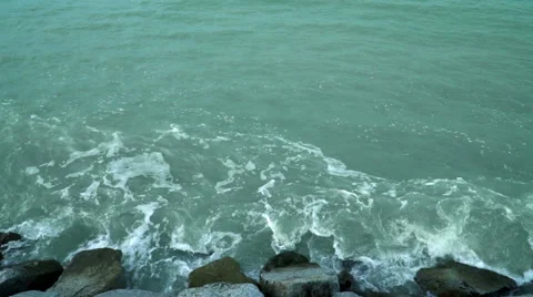 Slow motion ocean wave hit rock beside seaside 스톡 동영상 68362770