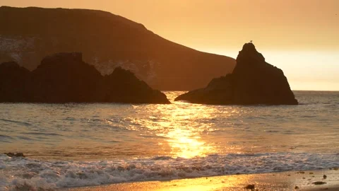 Slow motion ocean waves by beach at golden sunset. Summer vacation in Oregon Stock Footage 162767540