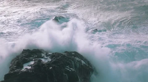 Slow Motion Ocean Waves Breaking on Rocks 스톡 동영상 59100757