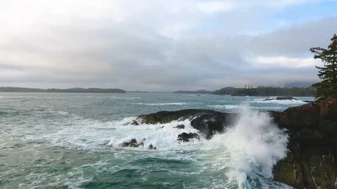 Slow motion ocean waves crashing on rocks near Tofino Vídeo Stock 90680480