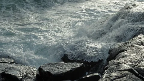 Slow Motion Ocean Waves Crashing on Rocks 스톡 동영상 308729095