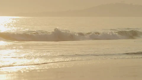 Slow motion on ocean waves during golden sunset soft colors California Vidéo 204291166