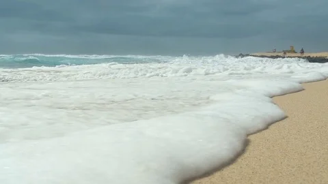 Slow motion ocean waves over sand beach in Fuertevenura Video stock 76883457