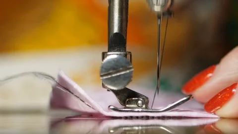 Slow motion of old sewing machine showing process Vídeo Stock 82574595