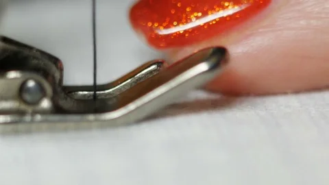 Slow motion of old sewing machine showing process Vidéo 82574632