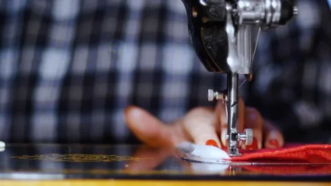 Slow motion of old sewing machine showing process Vídeo Stock 82663189
