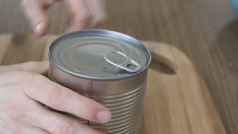Slow motion as opening a tin can with boiled corn. Vídeos de archivo 125257119