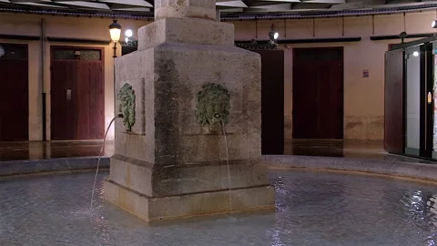 Slow motion orbit of La Placa Redona water fountain, Valencia, Spain Video stock 297283552