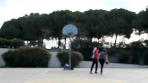 Slow motion out of focus shot of one on one basketball game on open air court Vídeo Stock 132649838