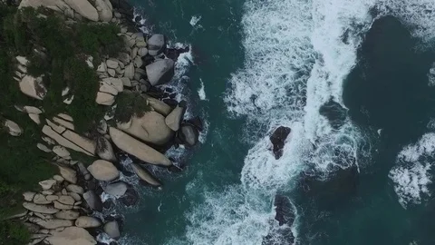 Slow motion overhead shot of waves crashing against the shoreline of Tayrona Vídeos de archivo 73776494