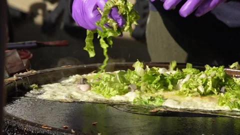 Slow motion of oyster omelet flipped with spatula at Taichung street market Stock Footage 310673196