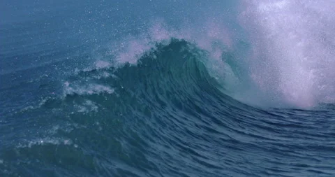 Slow-motion Pacific ocean big waves Surf tube Stockbeeldmateriaal 160811003
