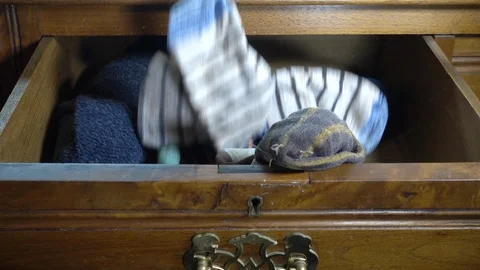 Slow motion: Pairs of socks falling into a drawer. Vídeos de archivo 88901497