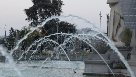 Slow motion Pan e Tilt of statue in a fountain. Water drops. Skyfall behind Stock Footage 96421835