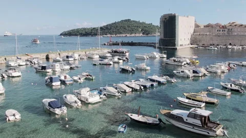 Slow motion pan view of Old Town and harbour, Dubrovnik, Croatia, 4k Stock-Footage 274457934