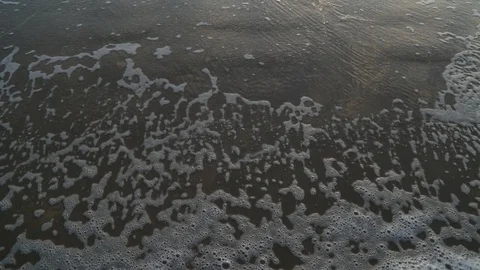 Slow motion panning from sand discovering panoramic view of waves breaking 스톡 동영상 119092008