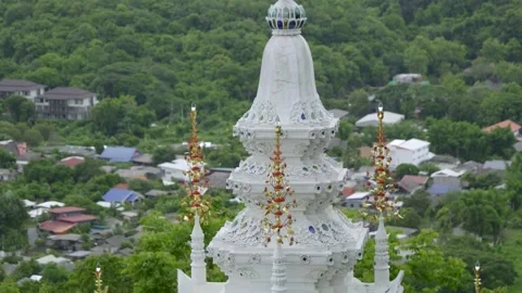 Slow motion parallax shot over top of Thai rooftop Vídeo Stock 337543920