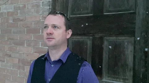 Slow Motion Patiently Waiting in the Falling Snow Vídeos de archivo 150881753