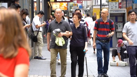 Slow motion of Pedestrians walking over the street in Hong Kong Stockbeeldmateriaal 124988306