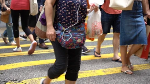 Slow motion of Pedestrians walking over the street in Hong Kong Stockbeeldmateriaal 124988332