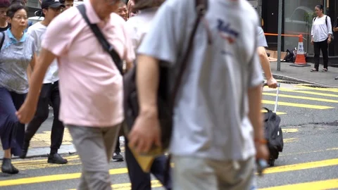 Slow motion of Pedestrians walking over the street in Hong Kong Stockbeeldmateriaal 124988335