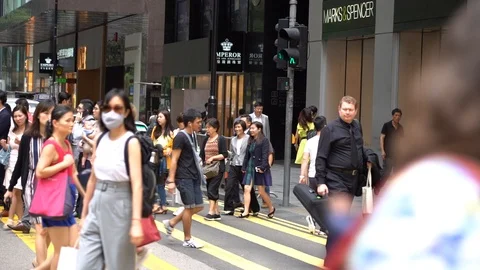 Slow motion of Pedestrians walking over the street in Hong Kong Stockbeeldmateriaal 124988345