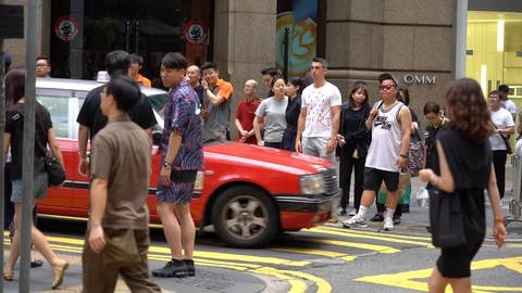 Slow motion of Pedestrians walking over the street in Hong Kong Stockbeeldmateriaal 124988349