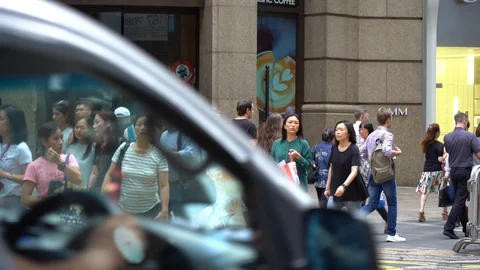 Slow motion of Pedestrians walking over the street in Hong Kong Vidéo 124988375