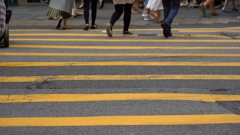 Slow motion of Pedestrians walking over the street in Hong Kong Vidéo 124988381