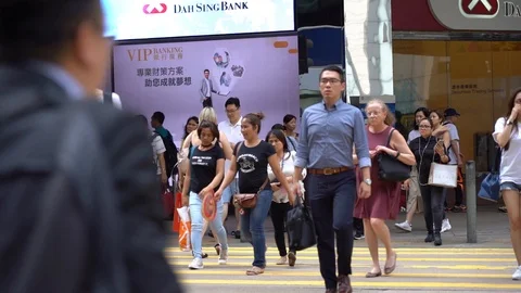 Slow motion of Pedestrians walking over the street in Hong Kong Vidéo 124988401
