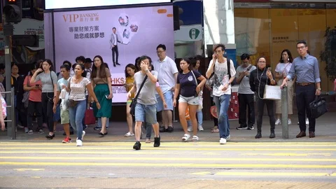 Slow motion of Pedestrians walking over the street in Hong Kong 库存影片 124988412
