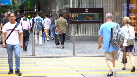 Slow motion of Pedestrians walking over the street in Hong Kong Stockbeeldmateriaal 124988416
