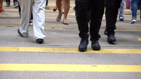 Slow motion of Pedestrians walking over the street in Hong Kong Vidéo 124988490