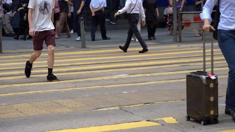 Slow motion of Pedestrians walking over the street in Hong Kong Stockbeeldmateriaal 124988497