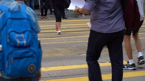 Slow motion of Pedestrians walking over the street in Hong Kong 库存影片 124988529