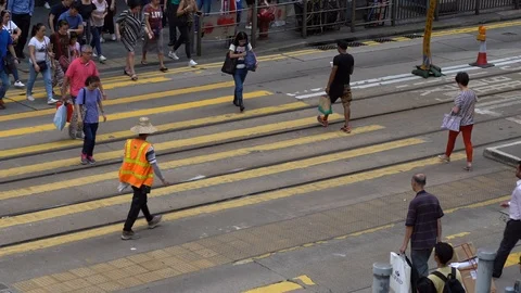Slow motion of Pedestrians walking over the street in Hong Kong 库存影片 124988534