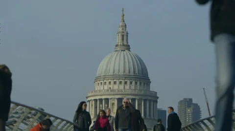 Slow motion of people in front of St Paul's Cathedral Video stock 36242518