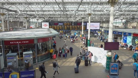Slow motion - People inside busy Edinburgh train station. Stock-Footage 106897139