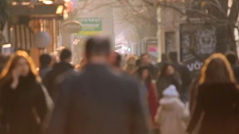 Slow Motion. People walking on the background golden sunset in the city Vidéo 84182328