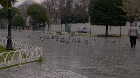 Slow motion of people walking on empty streets during coronavirus days Vídeo Stock 128560995